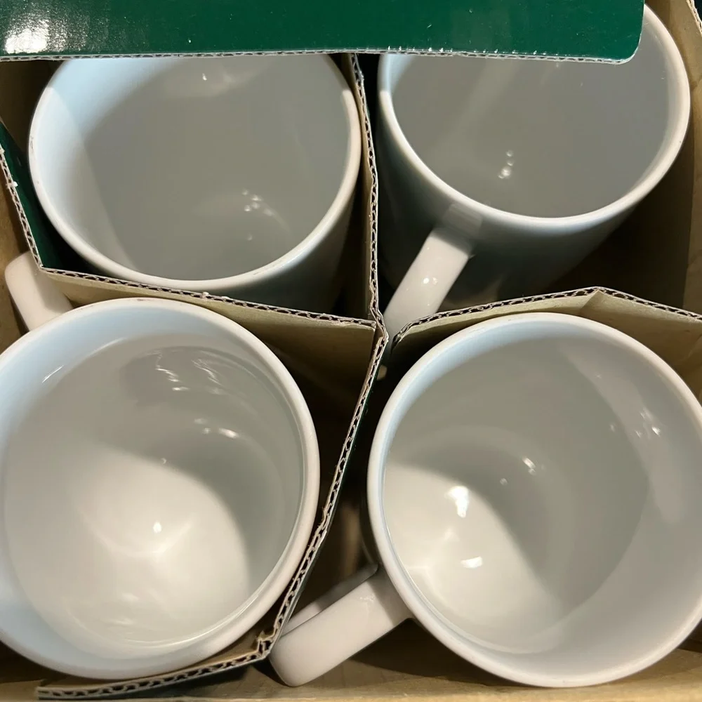 Vintage 1987 Christmas porcelain footed mugs with gold Trim‎